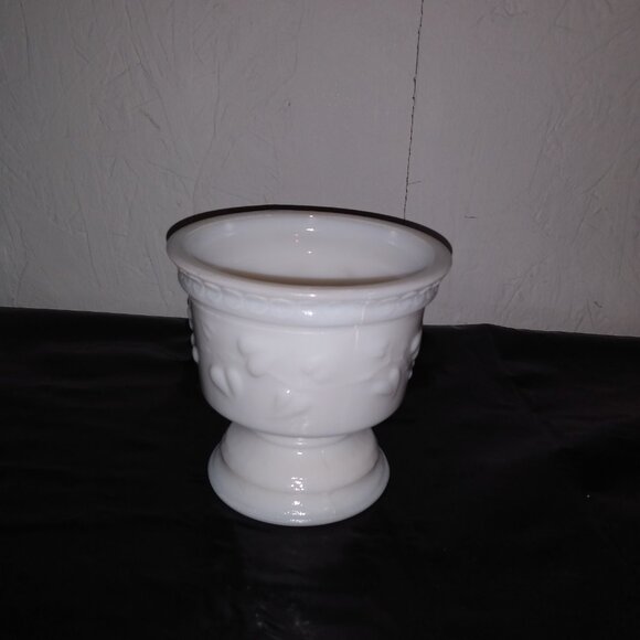 Vintage Milk Glass Vase/planter small - Picture 1 of 5
